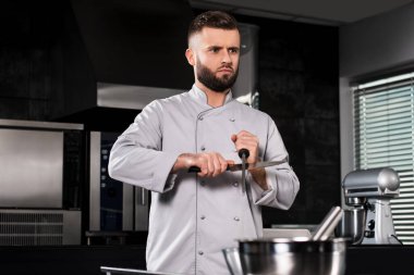 Mutfak restoranında bıçaklı aşçı erkek. Profesyonel keskin bıçak..