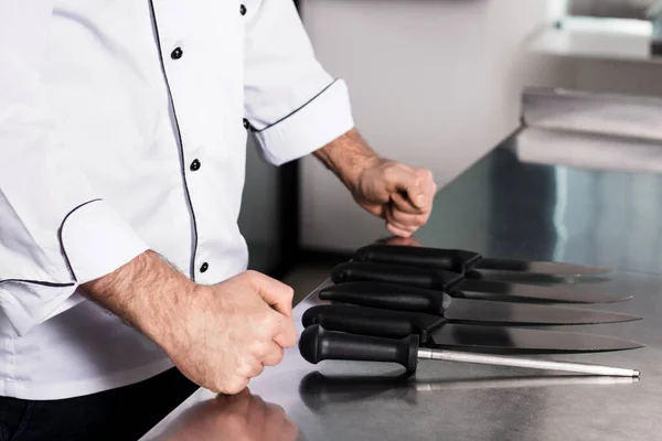 Chef mãos com facas no restaurante profissional. Mãos fechadas com faca . — Fotografia de Stock
