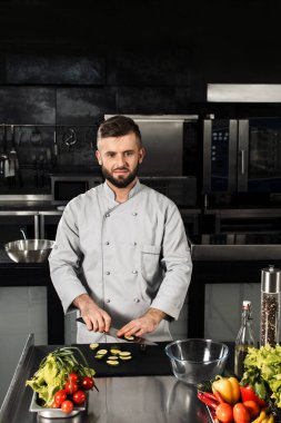 Mutfak restoranında bıçaklı aşçı. Profesyonel vejetaryen yemekleri..