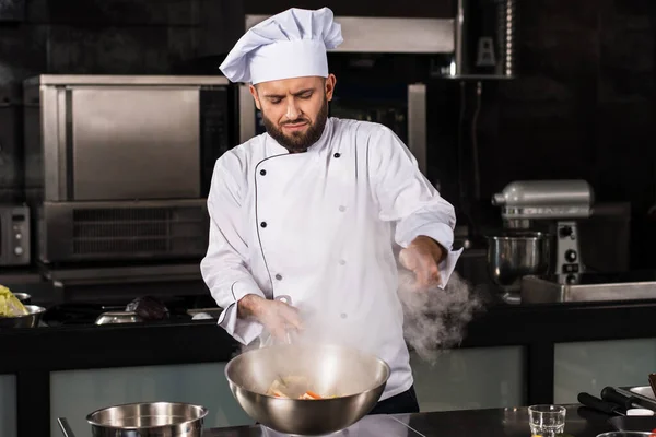 Szef kuchni mieszają jedzenie w kuchni restauracji. Szef kuchni z wok przygotować azjatyckie jedzenie. — Zdjęcie stockowe