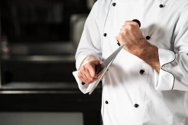 Szef kuchni z nożem w kuchni restauracji. Zbliżenie gotować ręce z nożem. — Zdjęcie stockowe