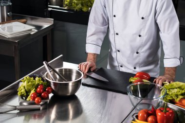 Mutfakta taze sebzeler. Yaklaş. Yarım adam restoranın mutfağında kalsın..