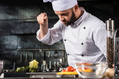 Mutfak restoranında sebze pişiren şef. Şef tuzlu taze yemek..