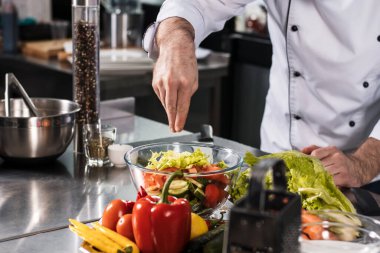 Aşçı, mutfak restoranında sebze pişirir. Yakın çekim şefi, el yapımı tuzlu yemek..