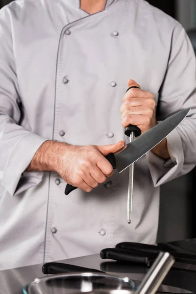 Chef mãos com faca no restaurante da cozinha. Closeup Chef mãos com faca . — Fotografia de Stock