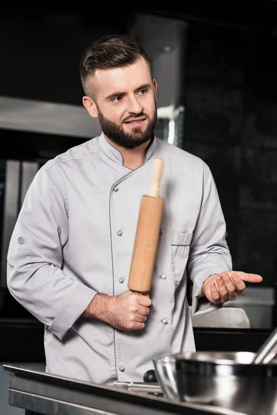Szef kuchni z wałkiem w kuchni. Portret mężczyzny profesjonalnego z agrafką. — Zdjęcie stockowe