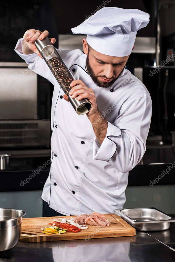 Chef pimientos de carne en el restaurante de Profesional
