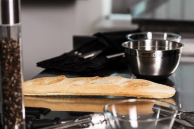 Mutfak restoranında ekmek. Mutfak malzemeli Fransız ekmeği yakın plan. Fransızca
