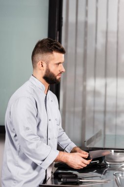 Mutfak restoranında bıçaklı aşçı. Bıçaklı erkek profesyonel..