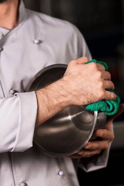 Chef mãos tigela seca com espanador. Mãos de close-up limpar tigela com espanador verde . — Fotografia de Stock