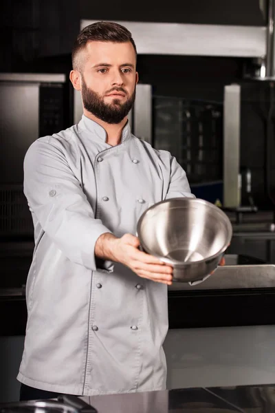 Taça do programa de Chef. Chef man demonstrar tigela limpa na cozinha profissional . — Fotografia de Stock