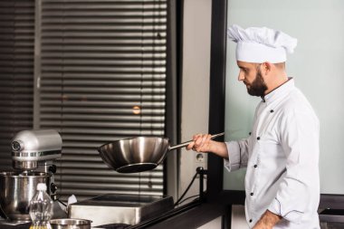Şef mutfaktaki restoranda beklemede. Tavuklu şef Tayland yemeği hazırla..