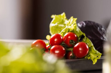 Mutfak restoranında taze sebzeler. Makro kiraz domates ve marul..