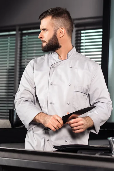 Chef do restaurante da cozinha. Retrato de profissional masculino com faca — Fotografia de Stock