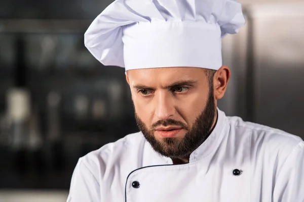 Το πορτρέτο του σεφ στην επαγγελματική κουζίνα. Σοβαρός σεφ με στολή στην κουζίνα. — Φωτογραφία Αρχείου