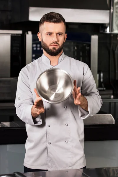 Szef kuchni z miską. Szef kuchni mężczyzna w mundurze trzymać stalowe miski w kuchni restauracja. — Zdjęcie stockowe