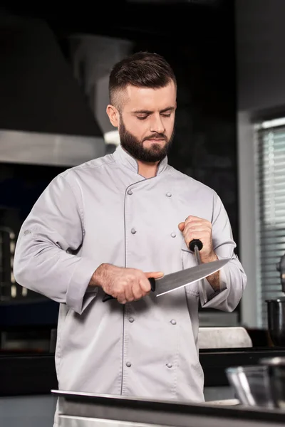 Szef kuchni z nożem w profesjonalnej kuchni. mężczyzna profesjonalny ostry nóż. — Zdjęcie stockowe