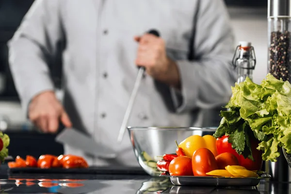 Chef homem com faca no restaurante da cozinha. Comida de cozinha profissional masculina . — Fotografia de Stock