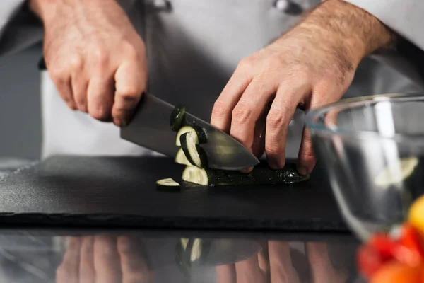 Chef masculino cortando vegetais frescos. Close-up Chef mãos com faca na cozinha . — Fotografia de Stock