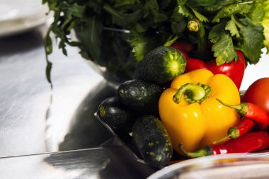 Mutfakta taze sebzeler. Yakın çekim çiğ ve organik yiyecekler..