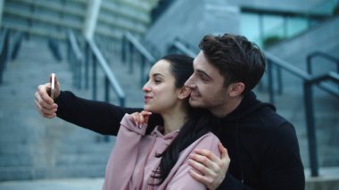Cep telefonuna selfie çeken bir çift. Birbirlerine aşık çiftler selfie çekiyorlar.