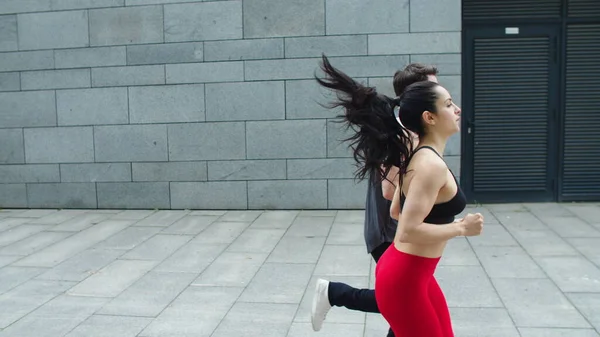 Pareja de fitness corriendo al aire libre. Atleta mujer y hombre corriendo juntos —  Fotos de Stock