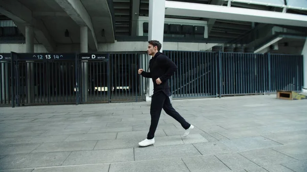 Спортсмен бігає по міській вулиці в повільному русі. Бігун чоловічий біг на відкритому повітрі — стокове фото
