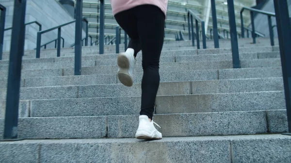 Primo piano gambe femminili correre su per le scale all'aperto. Fitness ragazza arrampicata di sopra . — Foto Stock