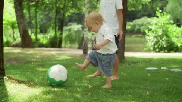아버지와 형제가 공을 가지고 놀고 있습니다. 자녀와 함께 시간을 보내는 부모들 — 비디오