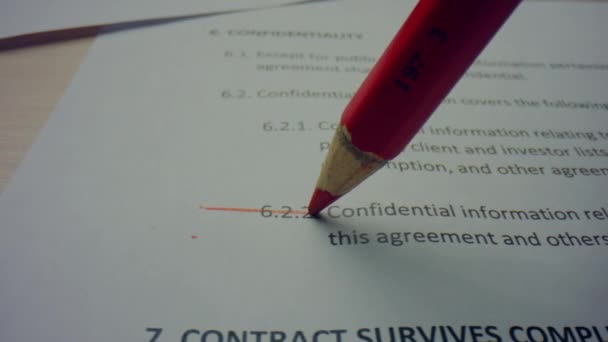 연필 이 종이에 그려진 선. 나무 연필로 인쇄 된 문서를 편집하는 사람 — 비디오