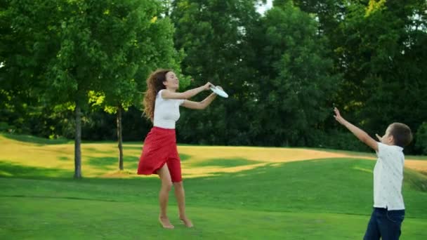 Rodiče a děti si hrají na frisbee na louce. Rodinný disk házení talířů — Stock video