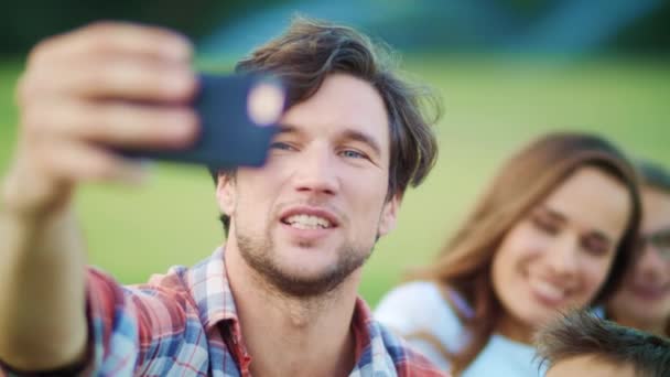 Rodina mluví online na smartphonu na louce. Rodina užívající selfie na telefonu — Stock video