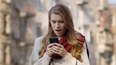 İnternette telefonla sörf yapan sürpriz kadın. Heyecanlı kadın mesajı okuyor.