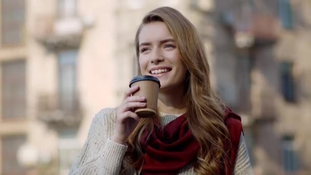 Hübsche Frau, die draußen Kaffee trinkt. Hipster-Mädchen genießen Heißgetränk in der Stadt — Stockvideo