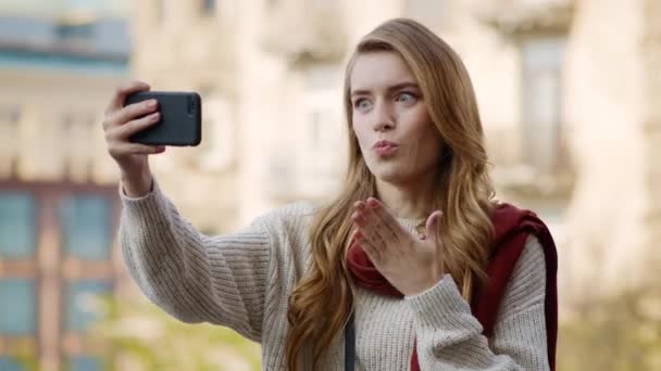 Chica divertida posando cámara del teléfono. Grimacing mujer tomando selfies por teléfono al aire libre — Vídeo de stock