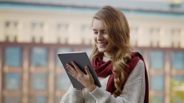 Closeup girl typing messages by tablet outdoors. Woman chatting by tablet — Stock Video