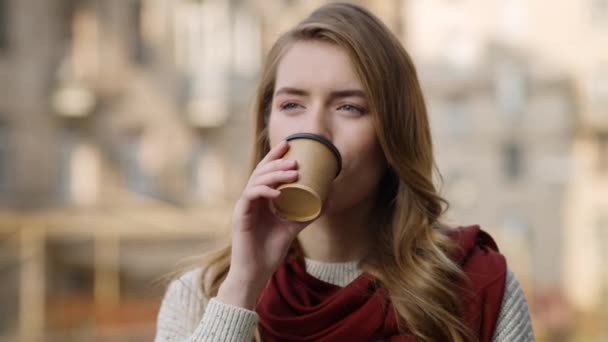 Lächeln Mädchen Gesicht Kaffee trinken im Freien. Hübsche Frau schlürft Heißgetränk. — Stockvideo