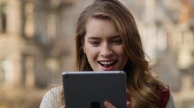 E- postaları tabletle kontrol eden bir kadın. Mutlu kız tablet ekranı görünüyor