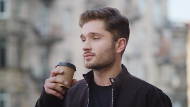 Gülümseyen adam dışarıda kahve içiyor. Yakışıklı adam dışarıda kahveyi seviyor. — Stok video