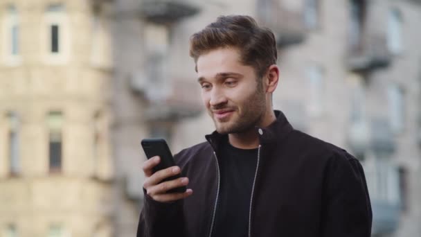 밖에 좋은 뉴스 전화를 받는 행복 한 남자. 야외에서 전화를 사용하여 즐거움에 넘치는 남자 — 비디오