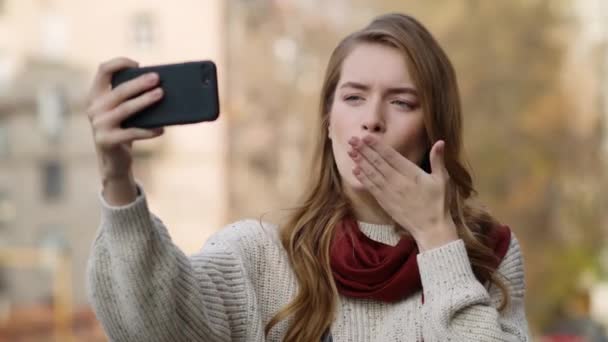 Αστεία γυναίκα ποζάρει για την κάμερα έξω. Χαρούμενο κορίτσι που βγάζει selfie από το τηλέφωνο — Αρχείο Βίντεο