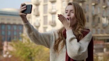 Güzel bir kadın telefonla selfie çekiyor. Kamerayla fotoğraf çeken tatlı bir kız..