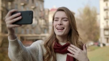 Hippi kadın açık havada selfie videosu kaydediyor. Mutlu kız video görüşmesi yapıyor..