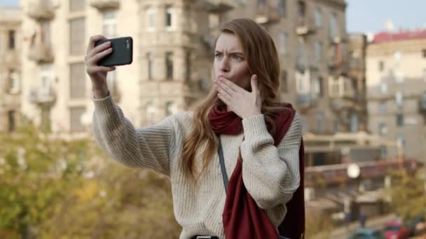 Chica feliz tomando foto selfie por teléfono. Mujer alegre disparando por teléfono . — Vídeos de Stock