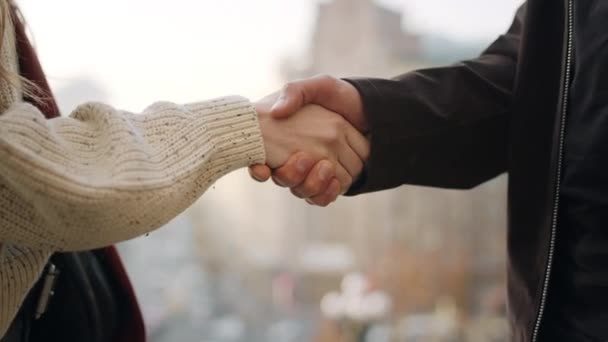 Un par de manos desconocidas temblando al aire libre. Primer plano hombre y mujer tomados de la mano . — Vídeos de Stock