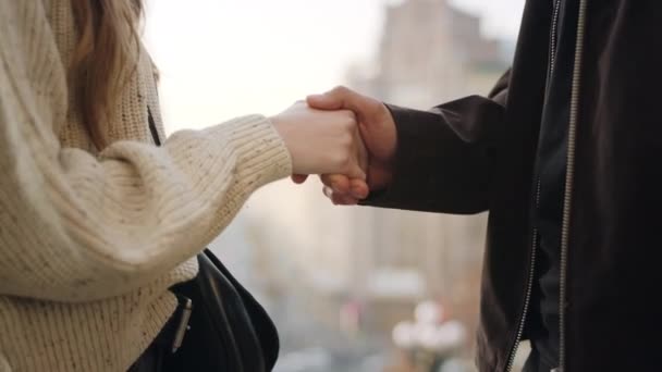 La gente de cerca saluda con las manos. Pareja irreconocible dándose la mano al aire libre . — Vídeos de Stock