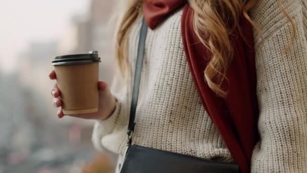 Schöne Mädchen beim Kaffee im Freien. Hipster-Frau nippt an Tee auf der Straße. — Stockvideo