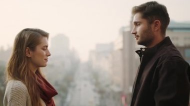 Hippi çift dışarıda el ele tutuşuyor. Güzel erkek ve kadın el ele tutuşuyor