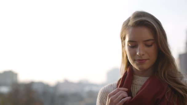 Bella signora sciarpa raddrizzamento fuori. Sorridente ragazza faccia guardando intorno. — Video Stock