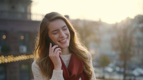 야외에서 휴대 전화를 하는 멋진 여성. 거리에서 전화를 사용하는 행복 한 소녀. — 비디오